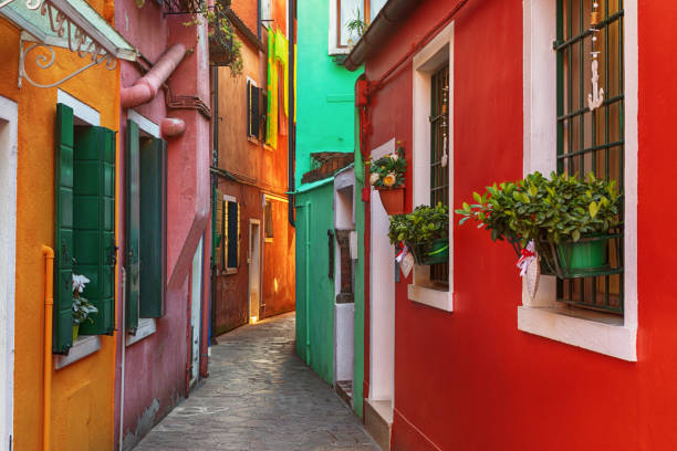 vicolo di edifici colorati di burano, venezia, italia - burano foto e immagini stock