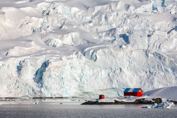 station almirante brown in paradise bay-antarctisch schiereiland-antarctica - antarctica stockfoto's en -beelden
