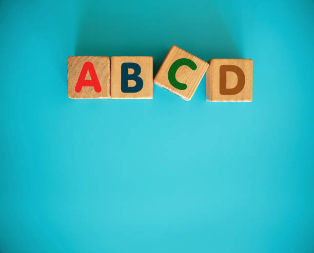 青の背景にabcdを持つアルファベットブロック - abcd ストックフォトと画像