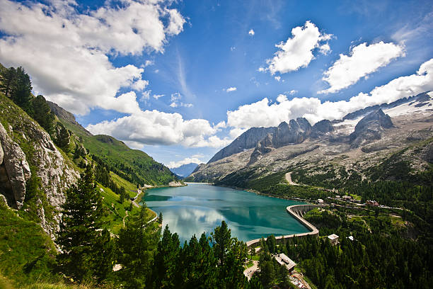 альпийский пейзаж с fedaia озеро, доломитовые альпы летом - marmolada стоковые фото и изображения
