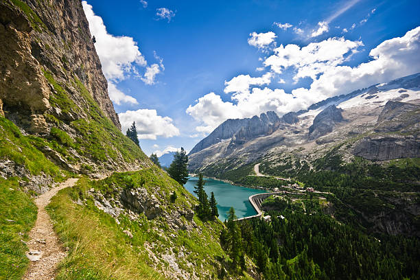 альпийский пейзаж с пути и fedaia озеро, доломитовых альпах летом - marmolada стоковые фото и изображения