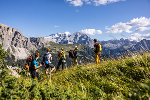 guida alpina arrampicata con gruppo escursionistico familiare - marmolada foto e immagini stock