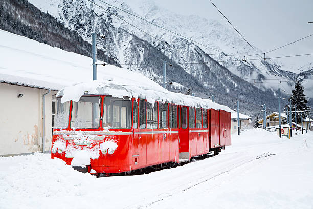 alpine rosso treno montenvers mer de glace nella neve - de winter foto e immagini stock