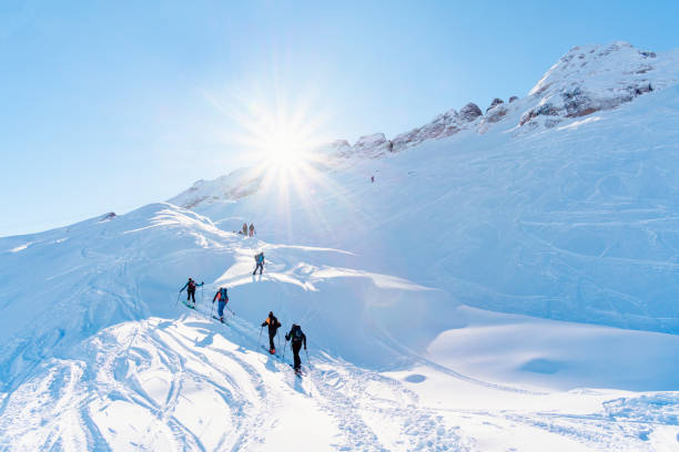 альпинист с лыжами - marmolada стоковые фото и изображения