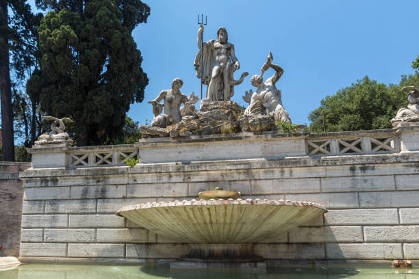splendida vista sulla fontana del nettuno in piazza del popolo nella città di roma, italia - piazza del popolo foto e immagini stock