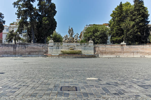 splendida vista sulla fontana del nettuno in piazza del popolo nella città di roma, italia - piazza del popolo foto e immagini stock