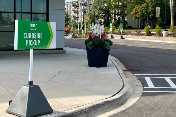 Amazon Fresh Curbside Pickup Curbside pickup sign outside a new Amazon Fresh store in suburban Chicago curbsidepickup stock pictures, royalty-free photos & images