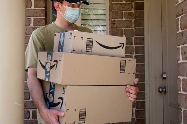 アマゾンのプライムボックスが玄関に届けられる - amazon ストックフォトと画像