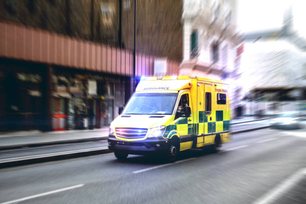 ambulans menanggapi keadaan darurat di pusat kota - ambulans potret stok, foto, & gambar bebas royalti