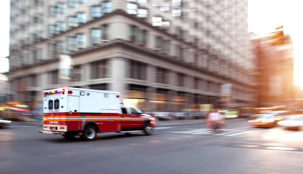 救護車應對市中心緊急情況 - ambulance 個照片及圖片檔