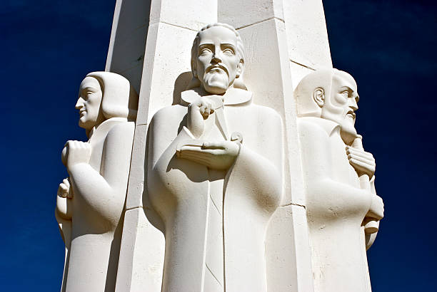 America / Astronomers Monument Griffith Park Observatory Los Angeles California USA Los Angeles, USA - A detail of The Astronomers Monument in Griffith Observatory, Griffith Park, Los Angeles, California, USA. Clockwise from left: Isaac Newton, Johannes Kepler, Galileo Galilei. Artist: L. Archibald Garner - 1934 isaac newton picture stock pictures, royalty-free photos & images