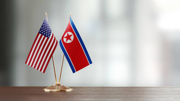 미국과 북한 국기 쌍 defocused 배경 위에 책상에 - north korea 뉴스 사진 이미지