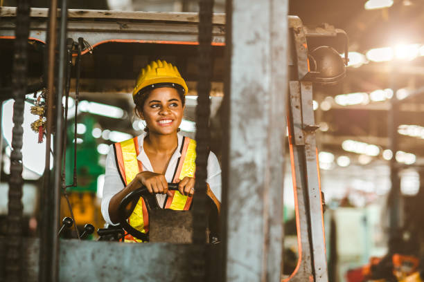 미국 흑인 여성 노동자 지게차 드라이버 행복 산업 공장 물류 배송 창고에서 일. - labor day 뉴스 사진 이미지