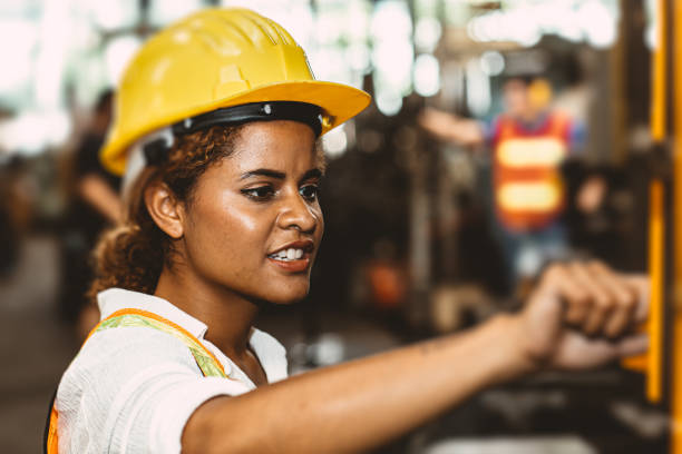 美國黑人婦女青少年工人在工業工廠用重型鋼機工作。 - labor day 個照片及圖片檔