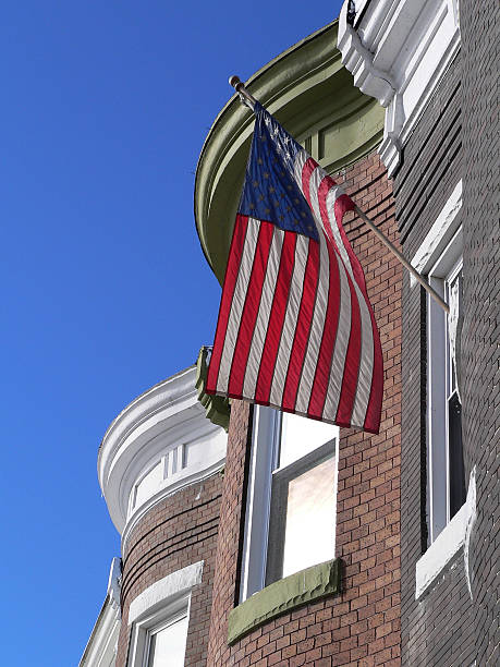 американский флаг и townhomes - july 4 стоковые фото и изображения