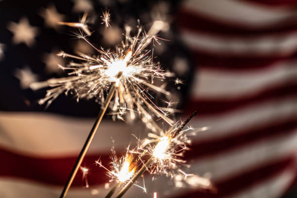 bandera estadounidense de memorial day, 4 de julio, día del trabajo - fourth of july fireworks fotografías e imágenes de stock