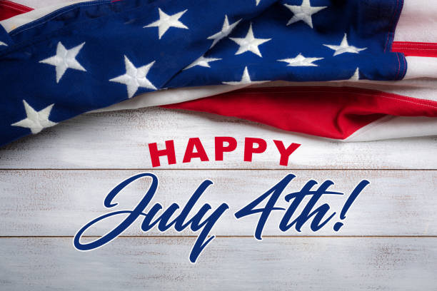 bandera americana sobre un fondo blanco de madera desgastado con 4 de julio saludo - july fotografías e imágenes de stock