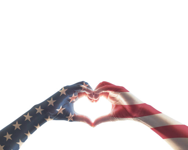 bandera americana rojo blanco azul patrón de estrellas a las personas de las manos en forma de amor de corazón aislada sobre fondo blanco: concepto de día de patriota, veteranos, independencia, día de la raza, constitución y ciudadanía de estados uni - memorial day fotografías e imágenes de stock