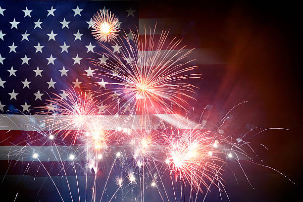bandera estadounidense con fuegos artificiales - fireworks background fotografías e imágenes de stock