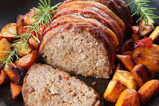 американский meatloaf с жареный картофель сквош и морковь горизонтальные - meatloaf стоковые фото и изображения