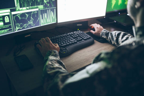 amerikaanse soldaat in hoofdkwartier control center - wapen apparatuur stockfoto's en -beelden