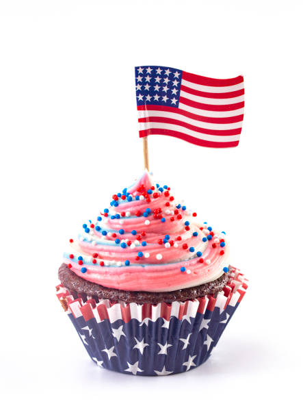 american themed cupcakes con espolvoreadas y decoraciones aisladas sobre un fondo blanco - july 4 fotografías e imágenes de stock