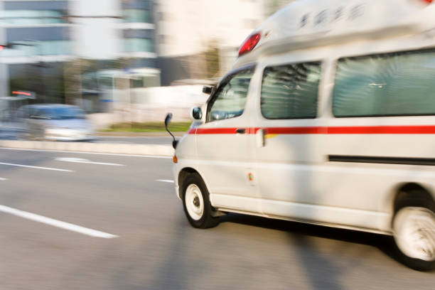 en ambulans som kör - ambulans bildbanksfoton och bilder