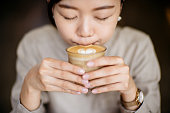 カフェでコーヒーを楽しむアジアの中国人女性