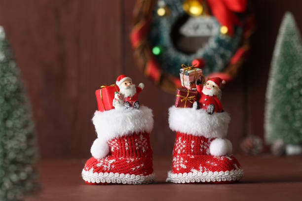 ein bild eines weihnachtsmannes mit braunem backgroun - nikolaus stiefel stock-fotos und bilder