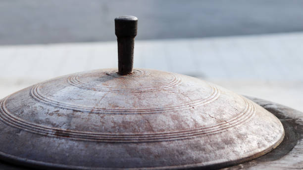 an old pot cap, cover of korean traditional pot, gama sot - armando gama imagens e fotografias de stock
