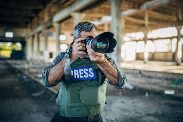 een oude oorlogs journalist in actie - journalist stockfoto's en -beelden
