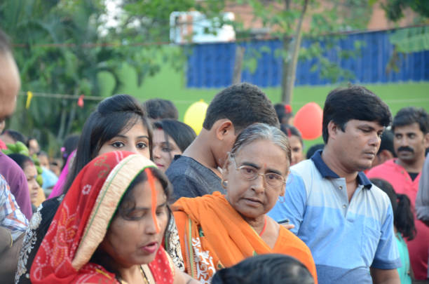 Ancient chhath puja festival in Kolkata Kolkata, India. 17th Oct, 2017. Women devotee offer prayer at bank of ganges on the occasion of Chhath puja festiva. Chhath is a Hindu festival celebrated each year by the people very eagerly. This is very antique festival of the Hindu religion dedicated to the God of energy, also known as Dala Chhath. chhath stock pictures, royalty-free photos & images