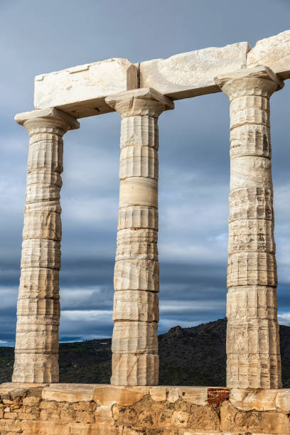 tempio greco antico di poseidone a capo sounion in grecia - capo sounion foto e immagini stock
