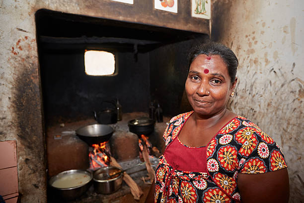 Ancient kitchen Woman is preparation food in ancient kitchen - Poverty life in village in Sri Lanka sri lanka women stock pictures, royalty-free photos & images