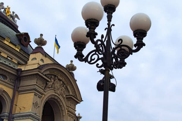 古老的金屬燈籠和著名的基輔國家歌劇院（塔拉斯·舍甫琴科烏克蘭國家歌劇院）的外立面的一部分 - shevchenko 個照片及圖片檔
