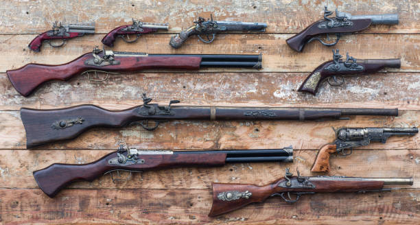 oude geweer op een houten tafel - vuurwapen stockfoto's en -beelden