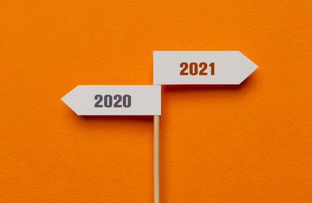 2020 and 2021 Two directional sign on the orange background. 2020 stock pictures, royalty-free photos & images