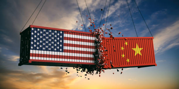 中美貿易戰。美國和中國國旗在日落背景下墜毀在天空的集裝箱。3d 插圖 - china 個照片及圖片檔