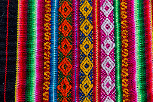 ✓ Imagen de Textiles andinos en lana de alpaca y hoja Fotografía de Stock