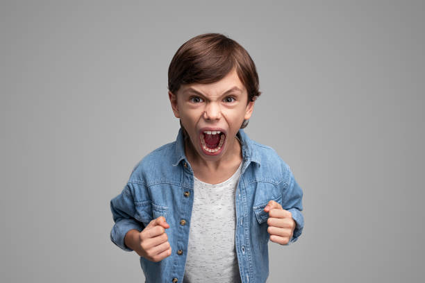 chico enojado gritando a la cámara - angry fotografías e imágenes de stock