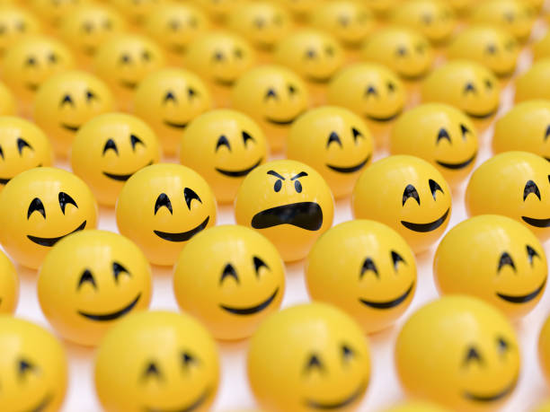 smiley arrabbiato tra quelli felici - angst emoji foto e immagini stock