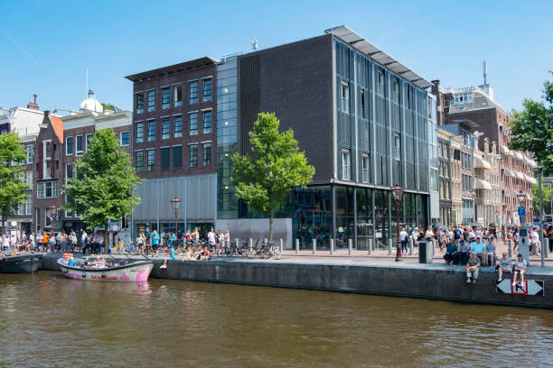 anne frank huis en museum in amsterdam met toeristen voor het gebouw - anne frank stockfoto's en -beelden