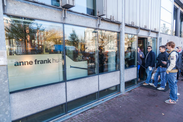 anne frank huis in amsterdam, nederland - anne frank stockfoto's en -beelden