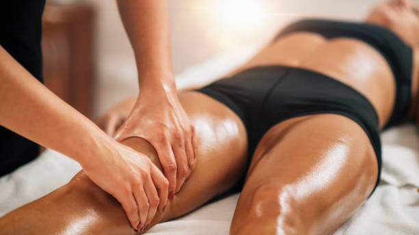 anti cellulite oberschenkelmassage in einem beauty spa salon. - masseur stock-fotos und bilder