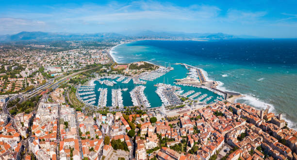 панорамный вид с воздуха на антиб, франция - cannes стоковые фото и изображения