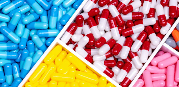 Antibiotic drugs. Top view of painkiller capsule pills and supplements capsule in plastic tray. Pharmaceutical industry. Pharmacy banner. Prescription drugs. Antibiotic drug selection. Drug of choice. Antibiotic drugs. Top view of painkiller capsule pills and supplements capsule in plastic tray. Pharmaceutical industry. Pharmacy banner. Prescription drugs. Antibiotic drug selection. Drug of choice. antihistamine stock pictures, royalty-free photos & images