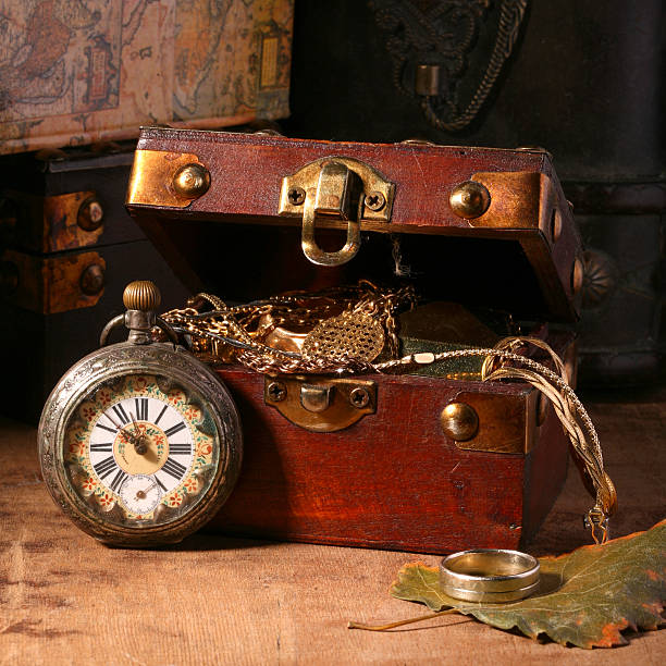 Antique looking clock Antique looking clock jewelry treasure chest gold crate stock pictures, royalty-free photos & images