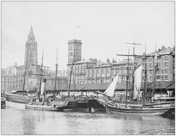 antyczne zdjęcie słynnych miejsc na świecie: george's dock, liverpool, anglia - liverpool stock illustrations