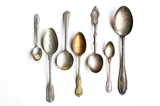 argento antico spoons su sfondo bianco - cucchiaio foto e immagini stock