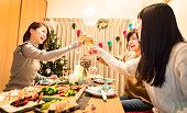 日本の女の子のクリスマス ディナー パーティーを楽しんで